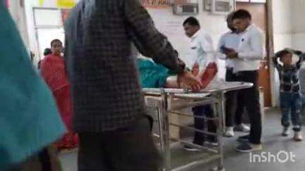 सलेमपुर: खुखुंदू सलेमपुर मार्ग पर दुर्घटना में महिला हुई घायल