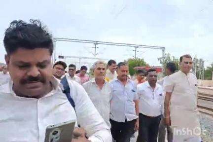रानी: रानी स्टेशन पर जोधपुर-पुणे ट्रेन का पहला नियमित ठहराव, भाजपा कार्यकर्ताओं ने ड्राइवर को माला पहनाकर किया स्वागत