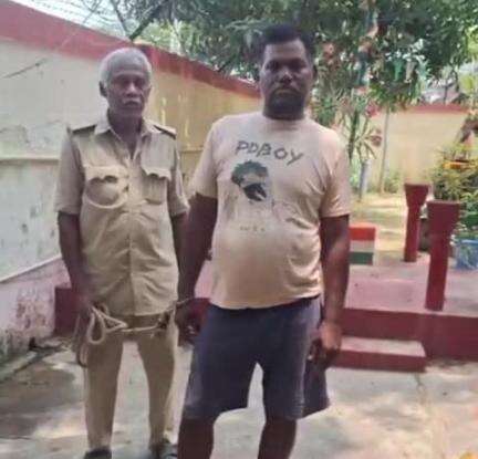 टेटिया बम्बर: बरसंडा गांव के पास से 10 लीटर महुआ शराब के साथ धंधेबाज गिरफ्तार