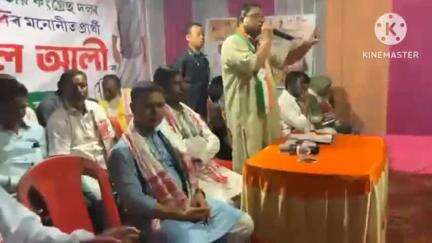 নগাঁও: ধিং সমষ্টিৰ গায়ন গাঁৱত নিশা কংগ্ৰেছ দলৰ জিলা পৰিষদৰ প্ৰাৰ্থীৰ হৈ অনুষ্ঠিত নিৰ্বাচনী সভাত উপস্থিত প্ৰাক্তন সাংসদ