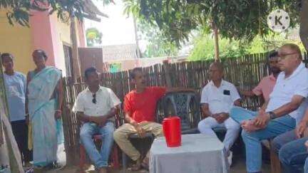 বিশ্বনাথ: প্ৰাক্তন জিলা পৰিষদ সদস্য তৰুণ তাঁতিৰ পিতৃৰ বিয়োগ হোৱাত মোনাবাৰীত সাংসদ উপস্থিত হৈ শ্ৰদ্ধাঞ্জলি জ্ঞাপন কৰে