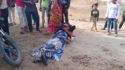 વાલિયા: વાલિયાના વટારીયા કોલેજ પાછળ તળાવમાં મચ્છી પકડવા ગયેલ યુવાન ડૂબી જતાં તેનું મોત નીપજ્યું હતું.