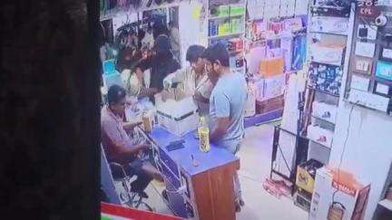 साहेबगंज में अपराधियों ने सबके सामने दुकानदार को गोली मार दी। 😳