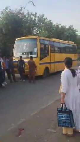 कालका: पिंजौर-कालका मेन रोड पर धर्मपुर कॉलोनी के पास HRTC बस से स्कूली बस टकराई, बड़ा हादसा टला, लगा जाम