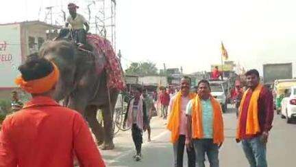 गोरौल: व्यासचक गांव में पांच दिवसीय हनुमंत महायज्ञ के लिए हाथी, घोड़े और गाजे-बाजे के साथ भव्य कलश यात्रा निकाली गई