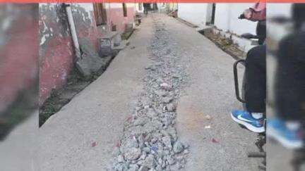 उतरौला: राज्य सरकार की योजना के अंतर्गत सड़कों की खुदाई के कारण सभी गलियां और रास्ते बुरी तरह खराब हो गए
