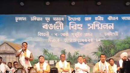 সোণাৰি: ঐতিহাসিক শ-ধোৱা পুখুৰী পাৰত অনুষ্ঠিত ৰঙালী বিহু সন্মিলনৰ সামৰণি অনুষ্ঠানত উপস্থিত থাকে প্ৰাক্তন মন্ত্ৰী ,বিধায়ক