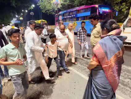 मुरादाबाद: भयंकर सड़क हादसे में घायल परिवार को सपा सांसद ने अपनी गाड़ी से अस्पताल में कराया भर्ती