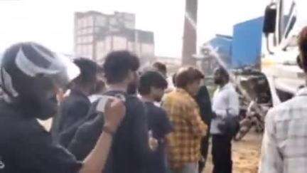 सिकंदराराऊ: सिकंदरा राऊ रोड पर निर्माणाधीन हाईवे पर पेट्रोल पंप के पास डंपर ने बाइक सवार बाबा नाती को मारी टक्कर, घायल हुए