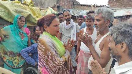 सड़क दुर्घटना में कोरेया गांव के मृतक सुदामा गुप्ता के पिता को समाजसेवी प्रिति किन्नर ने की आर्थिक मदद
