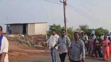 మాజీ మంత్రి గుడివాడ మాజీ ఎమ్యెల్యే కొడాలి నానికి శస్త్ర చికిత్స విజయవంతం కావడంతో నందివాడలో వైసీపీ నేతలు పాదయాత్ర