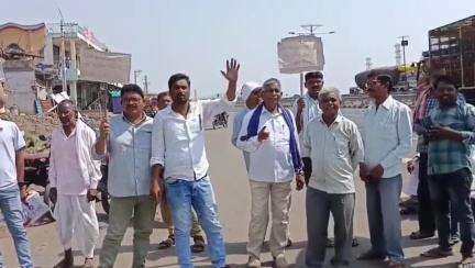 అసిఫాబాద్: ఆర్టీసీ సమ్మెను జయప్రదం చేయాలని ఆసిఫాబాద్ ఆర్టీసీ డిపో ఎదుట సమ్మె పోస్టర్ ను ఆవిష్కరించిన AITUC జిల్లా నాయకులు