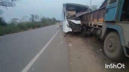 गुरूर: NH-30 बालोदगहन में तेज रफ्तार यात्री बस ट्रक से टकराई, 9 यात्री घायल व हेल्पर की हुई मौत