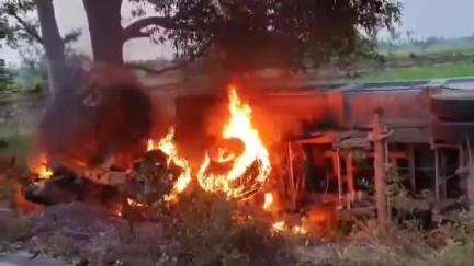 बिसवां: थानगांव क्षेत्र के घेवड़ा के पास पेड़ से टकराकर डंपर में लगी आग, डंपर के केबिन में फंसकर एक व्यक्ति की जलकर हुई मौत