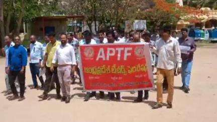 రాయదుర్గం: డిమాండ్ల సాధన కోసం పట్టణంలో ఏపిటిఎఫ్ ఆధ్వర్యంలో ఉపాధ్యాయుల ధర్నా
