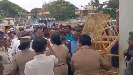 சேலம்: சாக்கடை நீர் ஊருக்குள் புகுவதை தடுக்க வலியுறுத்தி அப்பகுதி மக்கள் ஆட்சியிரகத்தில் முற்றுகை போராட்டம்#localissue