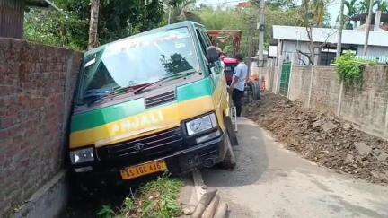 বঙাইগাঁও ভাগ: ২১নং ৱাৰ্ডত দুৰ্ঘটনাত পতিত স্কুলভেন , নলা নিৰ্মাণৰ নামত পথৰ ওপৰত থকা মাটিৰ বাবে সংঘটিত দুৰ্ঘটনাত বাহন ক্ষতিগ্ৰস্ত