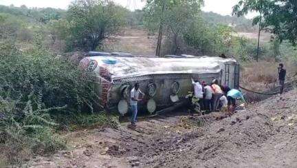 વાલિયા: વટારીયા ગામની વળાંક પાસે ટેન્કર ચાલકને ઝોકું આવી જતા પલટી મારતા ખાદ્ય ઓઇલ ઢોળાતા વટે માર્ગુઓએ લૂંટ મચાવી હતી