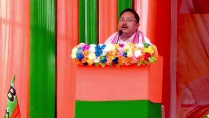 ছিপাঝাৰ: সৰাবাৰী হাই স্কুল খেল পথাৰত অনুষ্ঠিত নিৰ্বাচনী প্ৰচাৰ সভাত উপস্থিত সাংসদ দিলীপ শইকীয়া