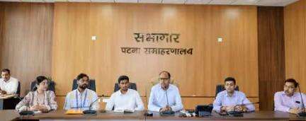 जिलाधिकारी, पटना द्वारा खेलो इंडिया यूथ गेम्स, 2025 के आयोजन को लेकर सभी कोषांगों के पदाधिकारियों के साथ समीक्षात्मक बैठक किया गयाl सभी संबद्ध नोडल पदाधिकारियों को निर्देशित किया गया कि आयोजन स्थलों का निरीक्षण कर त्रुटिहीन व्यवस्था रखें।