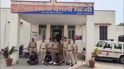 कनवास: खातिखेड़ा में शादी में आए दूल्हे पर चाकू से हमला कर फरार 3 आरोपियों को देवली मांजी पुलिस ने किया गिरफ्तार, निकाला जुलूस