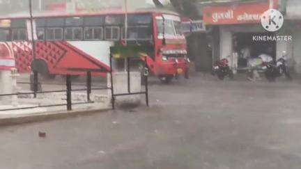 जावद: जावद में तेज़ बारिश के साथ गिरे ओले, फसलों को पहुंचा नुकसान