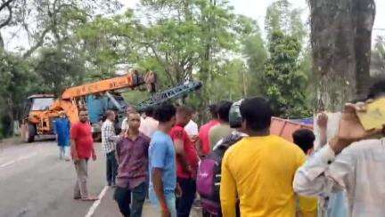 নাওবৈচা: নাওবৈচাৰ ১৫ নং ৰাষ্ট্ৰীয় ঘাইপথত পথ দুৰ্ঘটনা,যাত্ৰীবাহী ছুপাৰক বচাবলৈ গৈ ৰাষ্ট্ৰীয় ঘাইপথৰ পৰা দ খাৱৈত সোমাল এখন ট্ৰাক