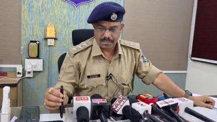 નડિયાદ: કોર્ટમાં ખોટા દસ્તાવેજો રજૂ કરનાર સોહીલ ચિસ્તિયા સહિત આઠ લોકો વિરુદ્ધ ગુનો નોંધાયો, DYSP વી. આર. બાજપેયીએ આપી માહિતી.
