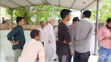 उन्नाव: उन्नाव के अचलगंज थाना क्षेत्र में बस और बाइक की भिड़ंत में युवक की हुई मौत, परिजन पोस्टमार्टम हाउस पहुंचे
