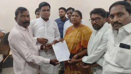 సిర్పూర్ టి: జండాగూడా ఓర్రె పై బ్రిడ్జి నిర్మించాలని కోరుతూ మంత్రి సీతక్కకు వినతిపత్రం అందజేసిన గ్రామ ప్రజలు