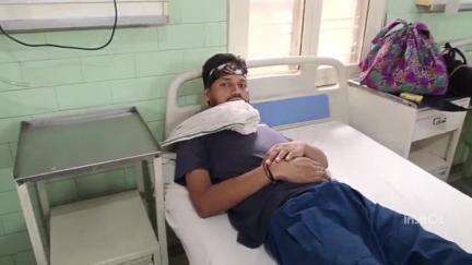 बरेली: इस्लामिया ग्राउंड में युवक ने दिखाई डेरिंग, सांप ने काटा, हालत बिगड़ी, जिला अस्पताल में कराया भर्ती