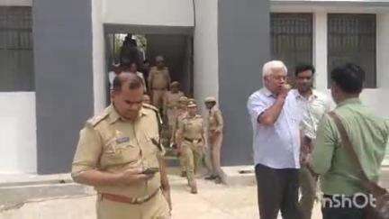 खलीलाबाद: ASP और CDO ने महिला थाना में बने बैरक का किया निरीक्षण, कार्यदाई संस्था को दिए निर्देश