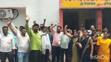 हर्रैया: रोजगार सेवकों ने 12 सूत्रीय मांगों को लेकर हर्रैया ब्लॉक में हर्रैया BDO को सौंपा ज्ञापन, किया प्रदर्शन