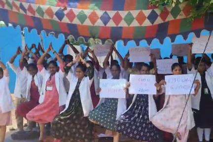 రాజమండ్రి సిటీ: కలెక్టరేట్ ఎదుట ఒంటికాలిపై నిరసన చేపట్టిన సీహెచ్వోలు