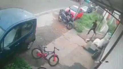 கூடலூர்: துரத்திய யானை, தலைதெரிக்க ஓடிய வாலிபர், சிக்கிய வாகனம் - நெலாகோட்டையில் பரபரப்பு CCTV காட்சியின் வீடியோ வைரல்