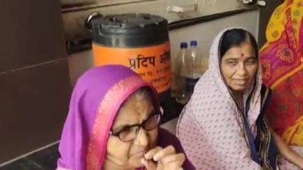 अंबाजोगाई: हनुमान नगर येथील रस्त्यावरील अतिक्रमण हटवा, नागरिकांचे अंबाजोगाई नगरपरिषदेसमोर धरणे आंदोलन #Jansamasya