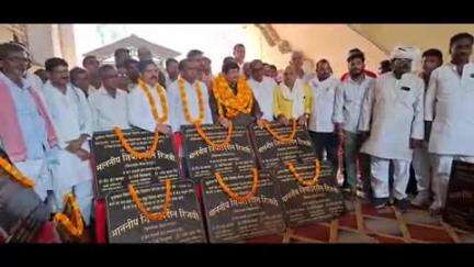 सिकंदरपुर: सिकंदरपुर में सपा के कैंप कार्यालय पर मासिक बैठक के बाद विधायक ने विभिन्न परियोजनाओं का किया शिलान्यास