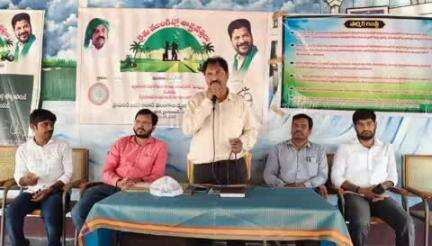 జహీరాబాద్: మామిడ్గీ లో రైతులకు వ్యవసాయ పద్ధతులపై అవగాహన కల్పించిన శాస్త్రవేత్తలు