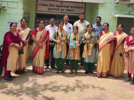 ଦିଗପହଣ୍ଡି: କୁକୁଡାଖଣ୍ଡି ବ୍ଲକର ମାଟ୍ରିକ ଟପ୍ପରଙ୍କୁ କାର୍ଯ୍ୟାଳୟରେ ସମ୍ମାନିତ କଲେ ବିଇଓ