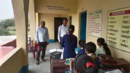 दिघलबैंक: उत्क्रमित मध्य विद्यालय चहटपुर का प्रभारी प्रखंड शिक्षा पदाधिकारी ने किया निरीक्षण, दिए दिशा-निर्देश