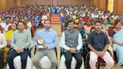 आदित्यपुर गम्हरिया: ऑटो क्लस्टर भवन में आकांक्षी प्रखंड कार्यक्रम की सफलता के लिए फ्रंटलाइन वर्कर्स को सम्मानित किया गया