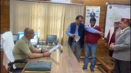कुल्लू: जमीनी विवाद को लेकर एक व्यक्ति से हुई मारपीट, पीड़ित ने एसपी से की मुलाकात और सौंपा ज्ञापन
