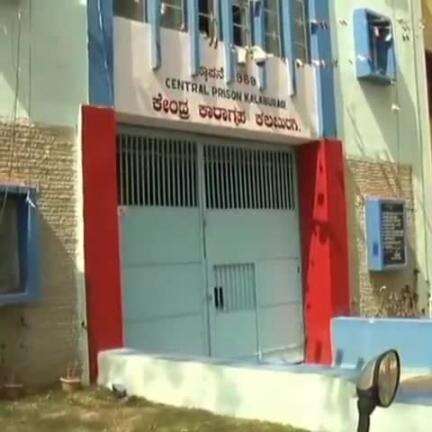 ಕಲಬುರಗಿ: ನಗರದ ಕೇಂದ್ರ ಕಾರಾಗೃಹದಲ್ಲಿ ಪಕ್ಷಿಗಳಿಗೆ ನೀರುಣಿಸಲು ಅರವಟಿಗೆ ಅಳವಡಿಕೆ