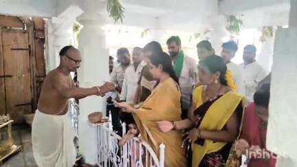 బాల్కొండ: శ్రీ లింబాద్రి లక్ష్మీ నరసింహస్వామిని కుటుంబ సమేతంగా దర్శించుకున్న సినీ నిర్మాత దిల్ రాజ్