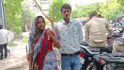 जलेसर: पिपहरा में गांव के लोगों ने पति पर घर में घुसकर जेवर चोरी का लगाया इल्जाम, महिला ने परिजनों के साथ SSP से की शिकायत