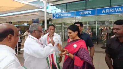 హైదరాబాదు నుండి ఇండిగో విమానంలో గన్నవరం విమానాశ్రయానికి చేరుకున్న ఏపీసిసి అధ్యక్షురాలు వైయస్ షర్మిల రెడ్డి