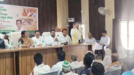 तिलहर: ब्लॉक सभागार में बक्फ सुधार जन जागरण अभियान के तहत अल्पसंख्यक प्रबुद्ध संवाद का आयोजन हुआ