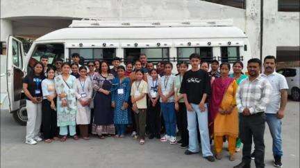 नाहन: एक भारत श्रेष्ठ भारत कार्यक्रम के तहत जिला सिरमौर के 15 मैधावी छात्र-छात्राएं शैक्षणिक भ्रमण के लिए केरल रवाना हुए