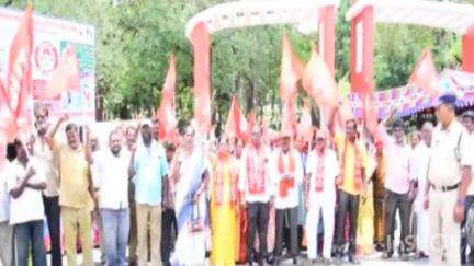 కమ్యూనిటీ హెల్త్ ఆఫీసర్ న్యాయమైన డిమాండ్ రాష్ట్ర ప్రభుత్వం వెంటనే పరిష్కరించాలని ఏఐటీయూసీ ఆధ్వర్యంలో నిరసన