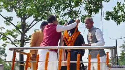 କେନ୍ଦୁଝର ସହର: ବିପ୍ଳବୀ ବୀର ଧରଣୀଧର ନାଏକଙ୍କ ଜନ୍ମ ଜୟନ୍ତୀ ସମାରୋହ ଅବସରରେ  ଧରଣୀଧର ଛକ ଠାରେ ଥିବା ପ୍ରତିମୂର୍ତ୍ତି ମାଲ୍ୟାର୍ପଣ